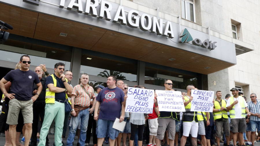 Pla general de la concentració de protesta dels vigilants de seguretat privada a les portes de l'estació de Tarragona, el 29 d'agost del 2017.
