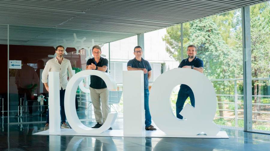 El equipo de Jolt, fotografiado en la sede del ICIQ en Tarragona. Foto: Cedida