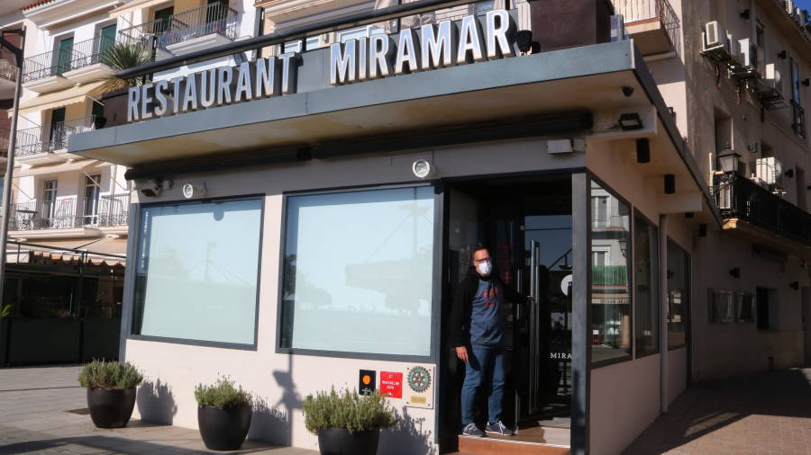 El responsable del restaurante Miramar de Cambrils en la entrada del establecimiento. FOTO: ACN