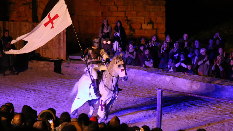 Imatge de l’espectacle que va tenir lloc ahir a les deu del vespre al Pont Vell de Montblanc. FOTO: Alba Tudó