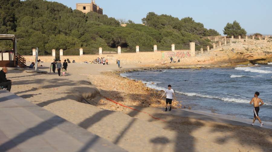 La playa la Arrabassada lleva semanas afectada por el  temporal. Foto. Alba Mariné