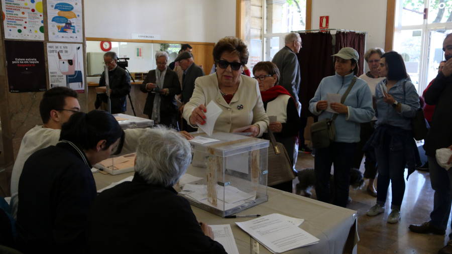 Pla general de votants a primera hora en un col.legi electoral de Tarragona. Foto: ACN
