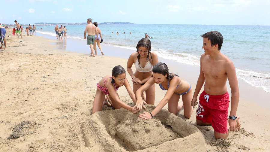 La elaboración de castillos de arena bajo el sol es una de los pasatiempos más populares. Foto: Alba Mariné.