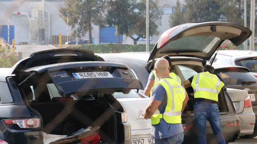 Agents de la Policia Judicial de la Gu&agrave;rdia Civil guardant motxilles i maletins als maleters del cotxe a la sortida de la impremta de Constant&iacute;. Foto: ACN