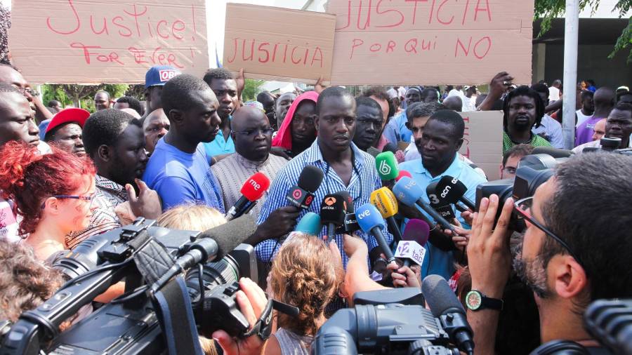 Familiares del mantero Mor Sylla atendiendo a los medios después del incidente en 2015 en Salou Foto: dt