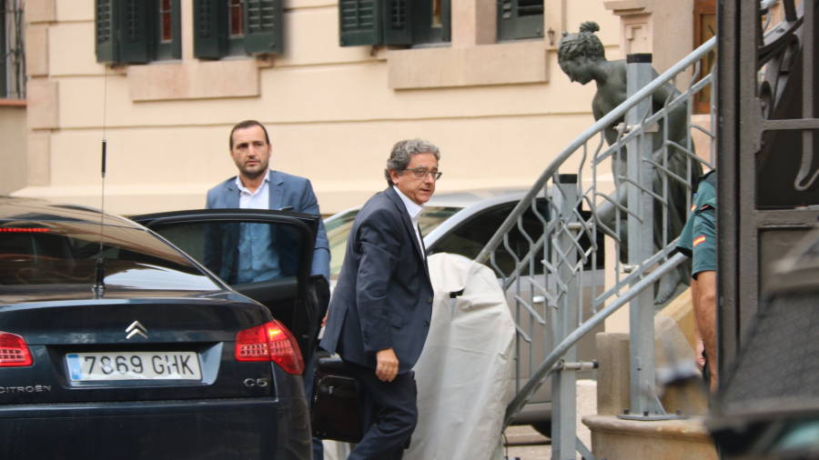 El delegado del Gobierno en Catalu&ntilde;a, Enric Millo, llega a la primera reuni&oacute;n convocada por el coronel de la Guardia Civil, Diego P&eacute;rez de los Cobos. Foto: ACN
