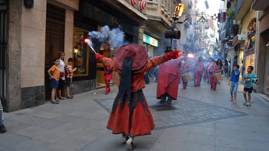 La Diablessa y Lucifer conduciendo la flama en Valls. Foto: M.Plana/DT