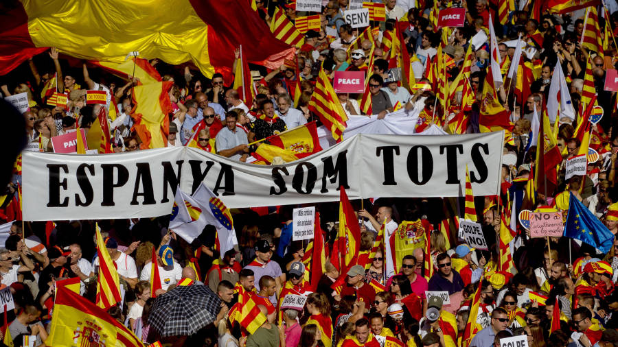 <strong>‘Fin del silencio’: el unionismo en la calle.</strong> El 8 de octubre, 350.000 personas (seg&uacute;n la Gu&agrave;rdia Urbana) o un mill&oacute;n (seg&uacute;n los organizadores) salen a la calle en Barcelona en defensa de la unidad de Espa&ntilde;a.