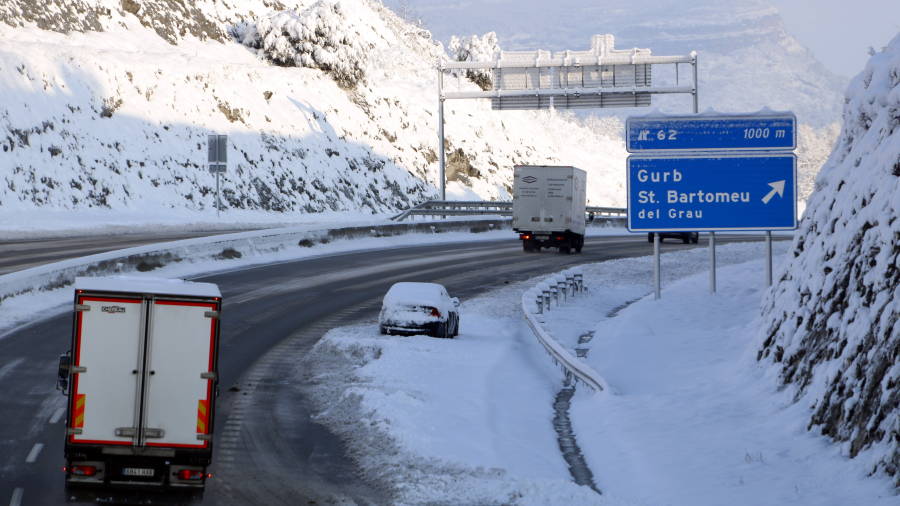 Pla general de l'estat amb neu de la carretera C-25 a la sortida de Sant Bartomeu del Grau (Osona), aquest dimarts al mat&iacute;.