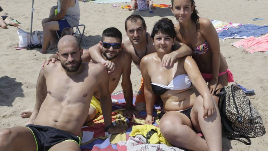 Este grupo de amigos disfruta de la playa. FOTO: Llu&iacute;s Mili&aacute;n