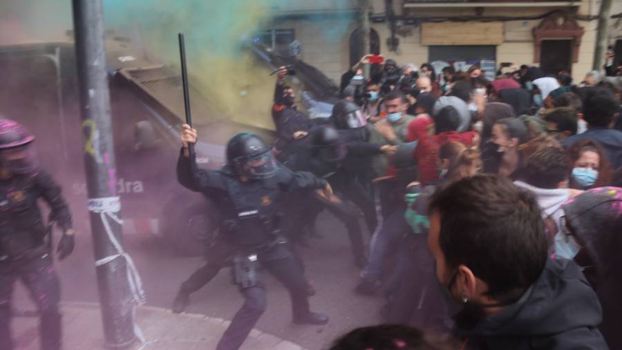 Imagen de las cargas policiales durante el desahucio en Barcelona. ACN