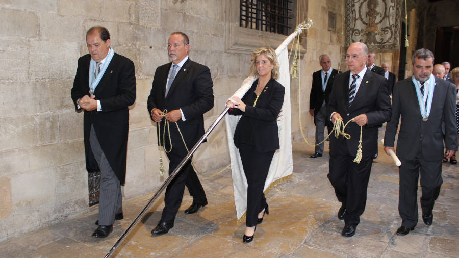 Enguany la portadora del principal estendard fou l&rsquo;alcaldessa de Tortosa, Meritxell Roig&eacute;. FOTO: Ajuntament de Tortosa