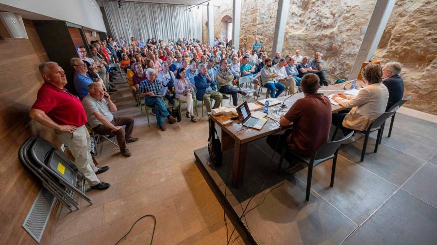 La sala de l’antic convent de Sant Francesc de Montblanc es va quedar petita davant l’alta afluència a l’acte sobre el Parc Natural. FOTO: Marc Bosch