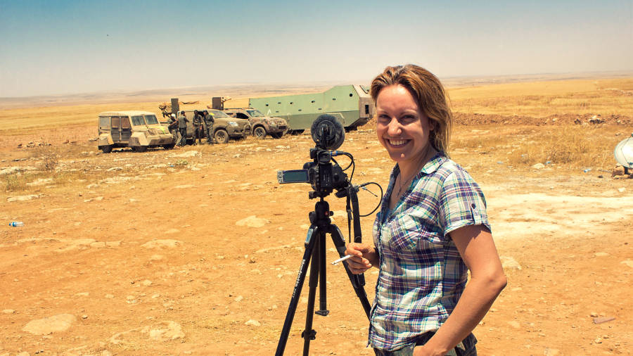 La directora de 'Comandante Arian', Alba Sotorra, durant el rodatge del documental. FOTO: ACN