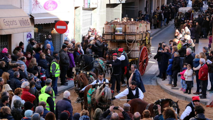 Pla general dels Tres Tombs a Valls passant per l'encreuament de carrers conegut popularment com els quatre cantons, al carrer Jaume Huguet, a tocar de la pla&ccedil;a del Pati. FOTO: ACN