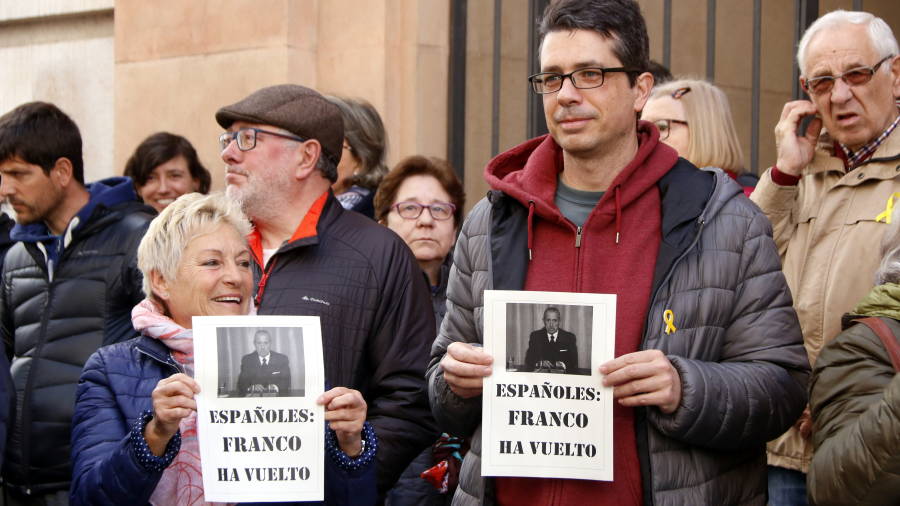 Dos manifestantes con un cartel expl&iacute;cito para protestar por la forma de judicializar la pol&iacute;tica. FOTO: ACN
