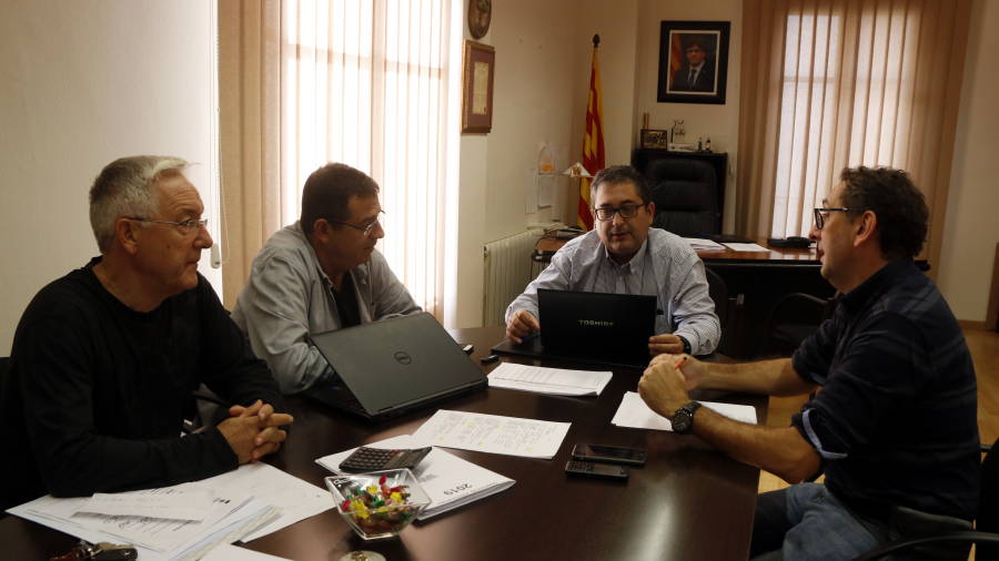L'alcalde de M&oacute;ra d'Ebre, Joan Pi&ntilde;ol, reunit amb regidors del govern al seu despatx. FOTO: ACN