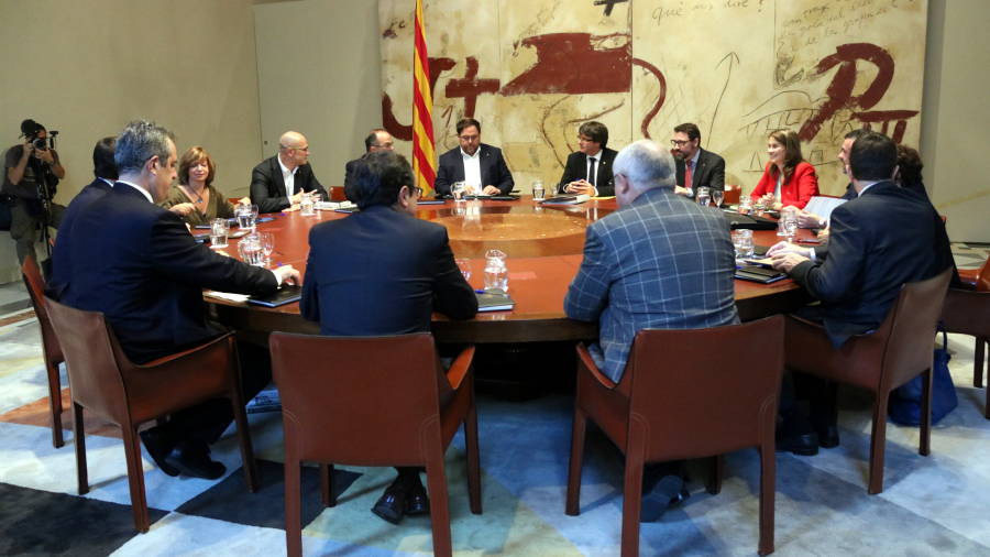 La taula del Consell Executiu amb Puigdemont i els consellers, el 10 d'octubre del 2017. Foto: ACN