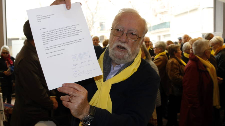 Pla mig de Josep Sierra, membre dels ‘Avis i &agrave;vies per la llibertat’ de Reus, mostrant el justificant d'entrega de m&eacute;s de 200 cartes de queixa a l'oficina del S&iacute;ndic de Greuges. FOTO: ACN