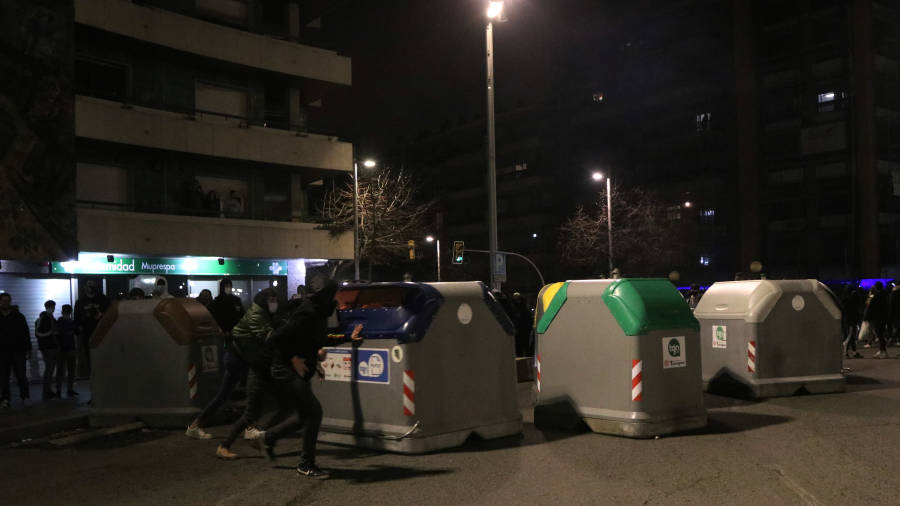 Uns joves col·loquen contenidors com a barricada a Tarragona. FOTO: acn