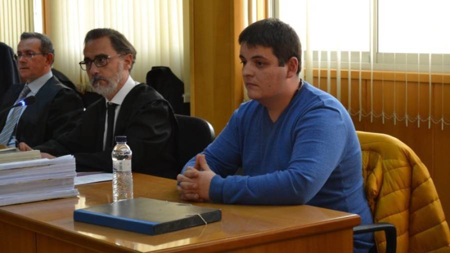 la dreta, l´únic acusat pel crim de Montblanc, Jaume Solsona, ahir just abans de l´inici del judici. FOTO: M. PLANA