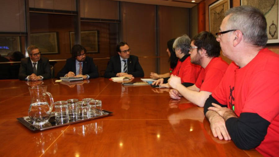 Reunió del conseller de Territori i Sostenibilitat, Josep Rull, amb els representants de la plataforma de les Terres de l'Ebre 'Trens dignes' a la seu del departament