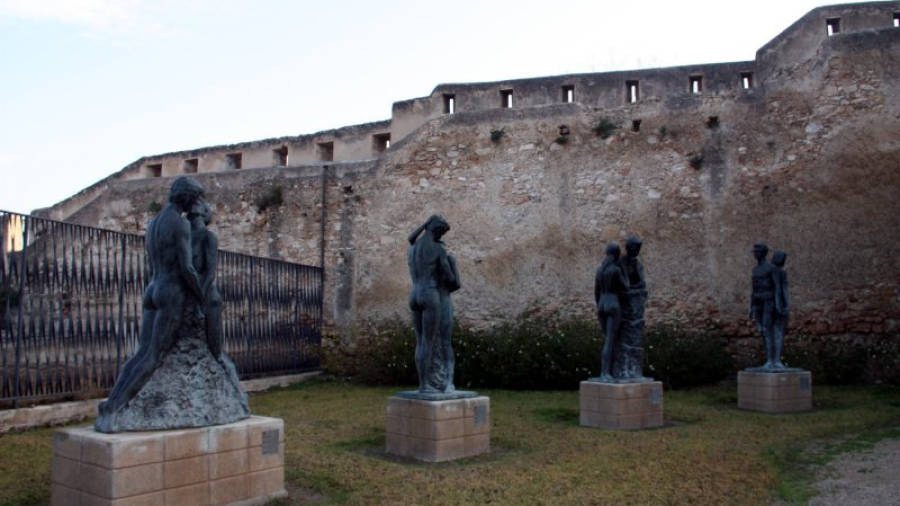 La muralla medieval, al fons, serà visitable a través dels Jardins del Príncep de Tortosa, des de la Torre del Célio fins a les Avançades de Sant Joan. Foto: ACN