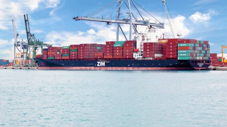 Imagen de archivo de un barco cargado de contenedores en el Port de Tarragona. Foto: lluís milián/dt