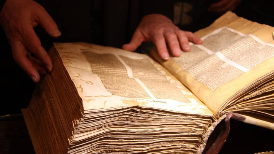 Un incunable de 1483 amb textos bíblics que es va restaurar abans de la Guerra Civil espanyola i que està al fons de l'Arxiu capitular de la catedral de Tortosa. Foto: ACN