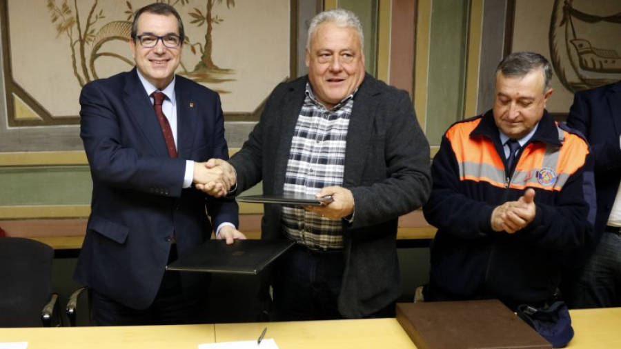 El conseller d'Interior, Jordi Jané, encaixant les mans amb l'alcalde del Morell, Pere Guinovart, després de signar el conveni de cessió d´emissores de la xarxa RESCAT. Foto: ACN
