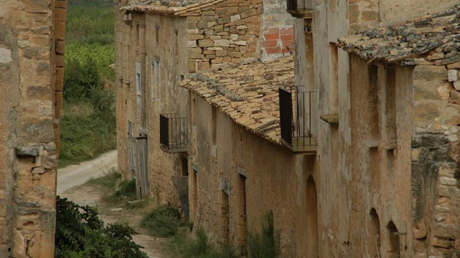 Un carrer del nucli deshabitat de Pinyeres, situat al terme de Batea, al límit amb l’Aragó. foto: joan revillas