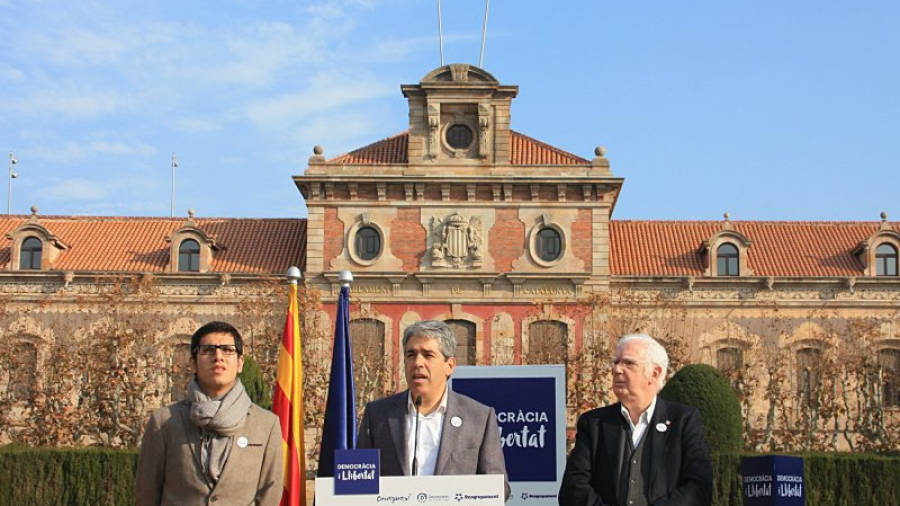 El candidat de Democràcia i Llibertat, Francesc Homs, l'historiador Jaume Sobrequés, i el número deu per Barcelona, Aleix Sarri, en un acte davant del Parlament el 6 de desembre del 2015. Foto: ACN