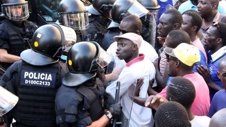 La tensión entre senegaleses y agentes marcó toda la jornada del día de ayer en Salou. FOTO: A.ESCODA
