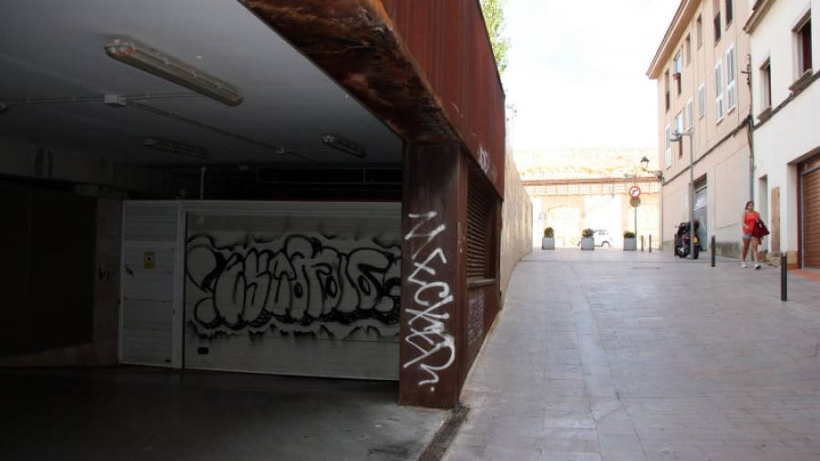 Una de les portes d'accés al pàrquing Jaume I, plena de grafits, a la zona de la Part Alta de Tarragona. Foto: ACN
