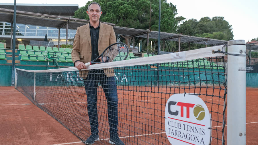 David Valeriano, en la pista central del Club Tennis Tarragona. FOTO: FABIÁN ACIDRES