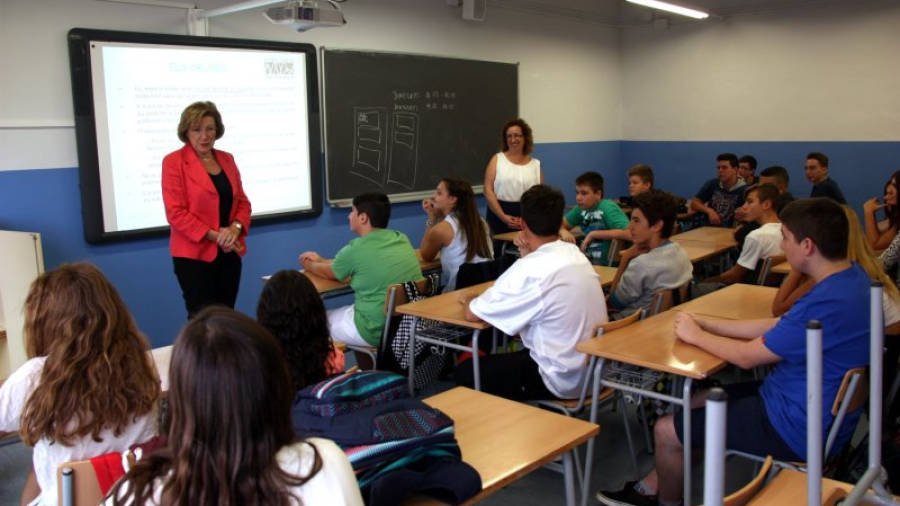 La directora dels Serveis Territorials d'Ensenyament a Tarragona, Àngels González (a l'esquerra), i la directora de l'Institut Serra de Miramar de Valls, Rosa Carbó, en una aula amb alumnes d'ESO el primer dia del curs 2015-2016.