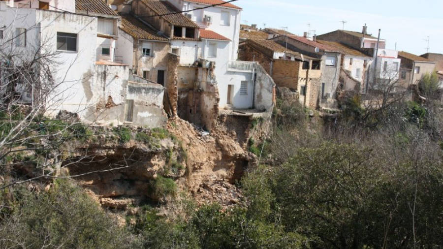 Tres cases de la Galera van patir un esfondrament parcial fa una mica més d'un any i mig, després d'un episodi de pluges, a causa l'erosionada situació del barranc. Foto: ACN