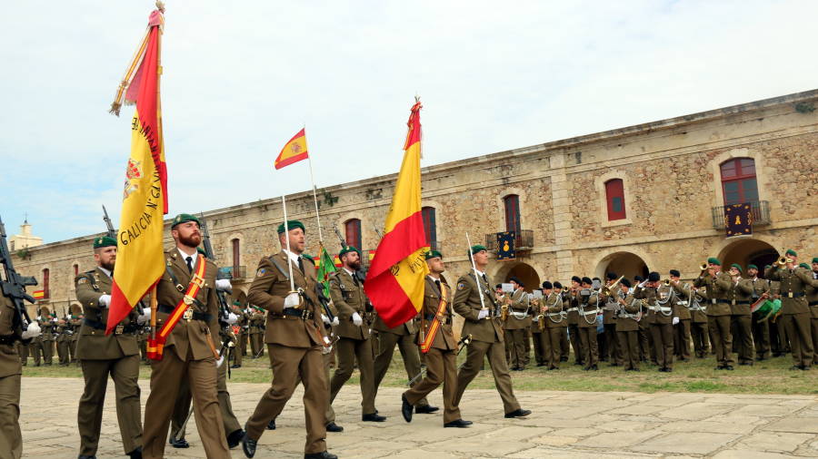 La sortida de les banderes, un cop acabat l'acte de jura civil d'aquest 23 de setembre del 2017 al Castell de Sant Ferran de Figueres
