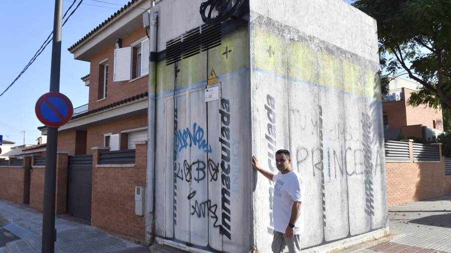 David Gaitán muestra el transformador eléctrico que hay en el barrio Immaculada y que está pegado a su vivienda. FOTO: ALFREDO GONZÁLEZ