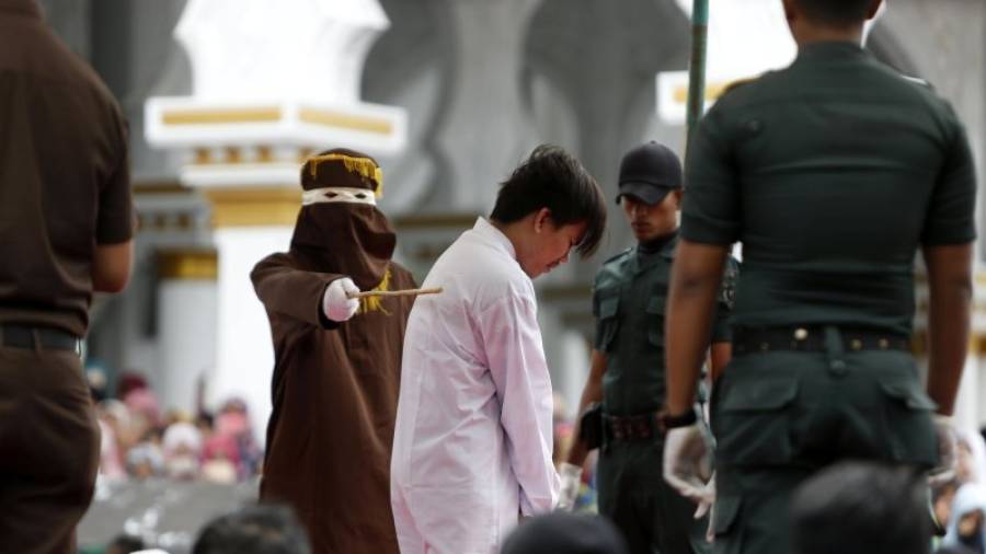 Un hombre recibe 85 azotes públicos en Aceh, la única provincia de Indonesia donde se aplica la sharia (ley islámica) y se penaliza la homosexualidad, en Indonesia