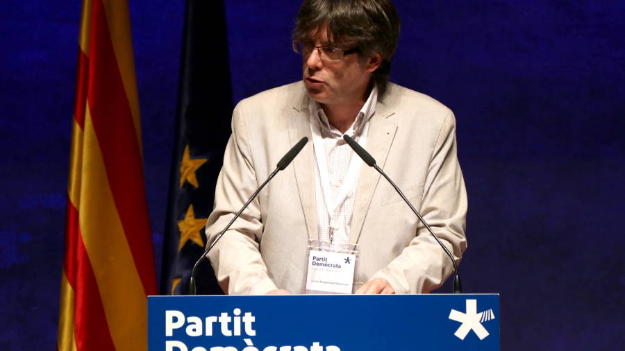 Pla mig de Carles Puigdemont intervenint durant el Consell Nacional del PDeCAT, el 8 de juliol de 2017