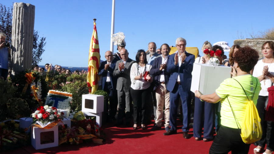 Pla general de l'alcalde de Tarragona, Josep F&egrave;lix Ballesteros, aplaudint al fons, amb una dona oferint una urna al monument de Rafael Casanova. Foto: ACN