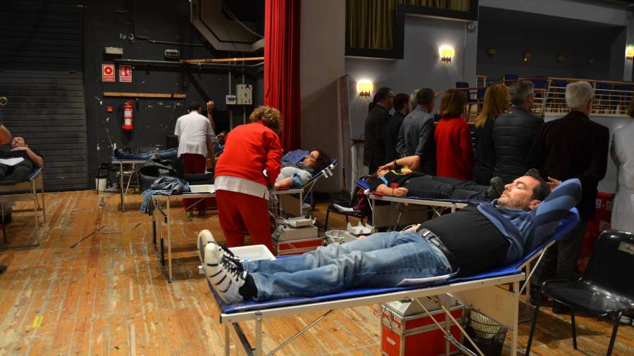 Alguns donants, participant dimecres al matÃ­ en la sisena ediciÃ³ de la MaratÃ³ de Sang de Valls. FOTO: MONTSE PLANA