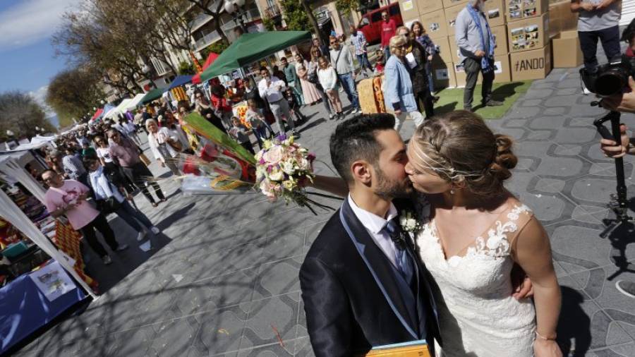 Una parella de Tarragona es fa un petó a la Rambla després de casar-se. Foto: Pere Ferré