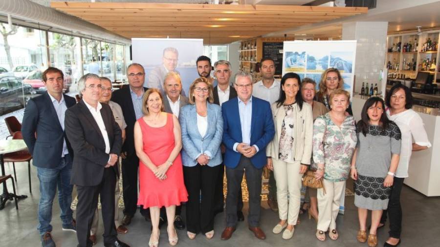 Pere Granados (en el centro) acompañado de 16 miembros de la candidatura de CiU en Salou. Foto: Alba Mariné