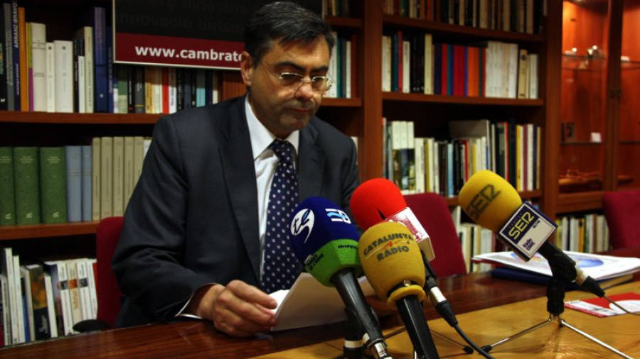 El president de la Cambra de Comerç de Tortosa, José Maria Chavarria, en roda de premsa a la seu de l'ens cameral. Foto: ACN