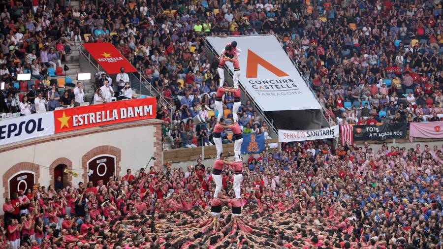 La Colla Vella dels Xiquets de Valls coronant el 2 de 8 sense folre, que han descarregat en la segona ronda del Concurs de castells de Tarragona, el 7 d'octubre de 2018. Foto: ACN