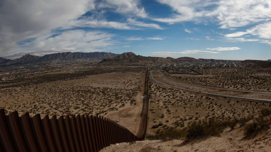 Vista general de la barda fronteriza que divide Texas - Nuevo México (i) y Ciudad Juárez (México). FOTO: EFE