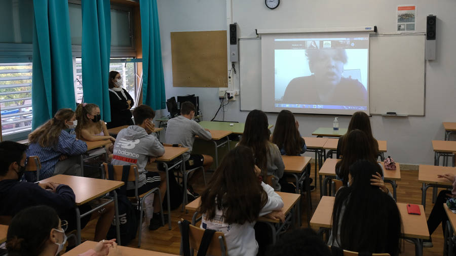 Un momento de la charla con los alumnos del Martí i Franquès. FOTO: Fabián Acidres