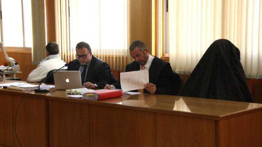 Els dos acusats, als extrems, acompanyats dels seus advocats aquest dimecres a l'Audiència de Tarragona. Foto: ACN